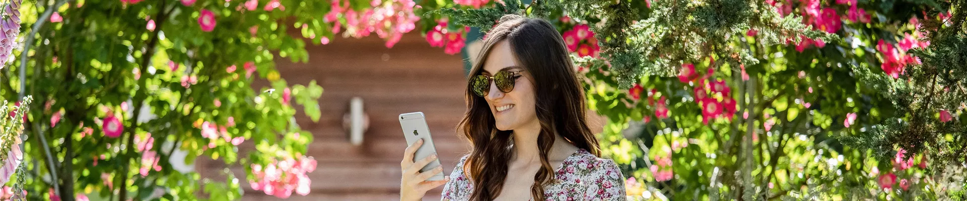 Frau mit Smartphone im Garten Frau mit Smartphone im Garten